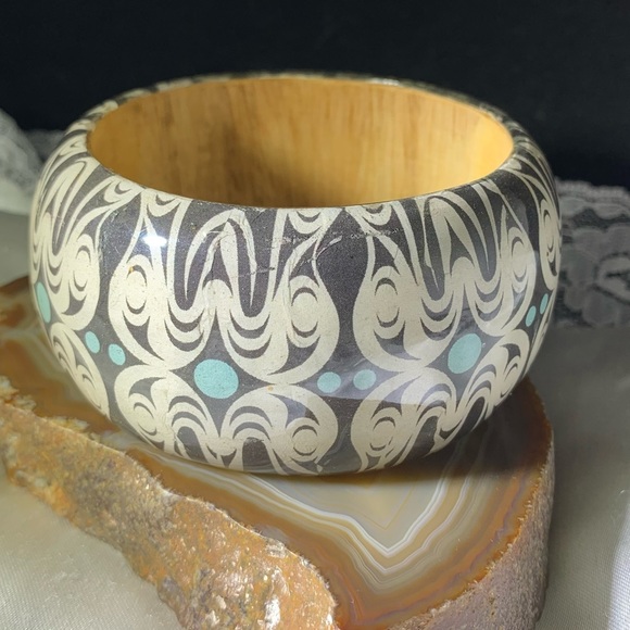 WIDE VINTAGE BLACK AND BLUE WOOD BANGLE BRACELET - Picture 3 of 3